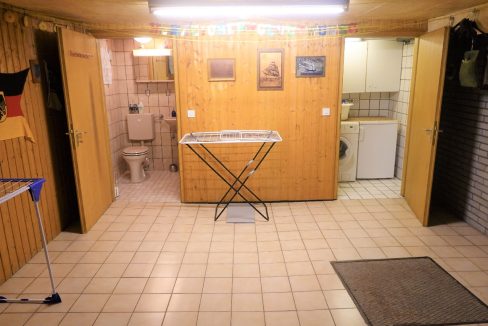 Waschküche mit Kellerbad mit Dusche