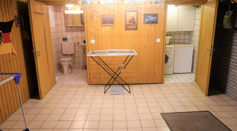 Waschküche mit Kellerbad mit Dusche