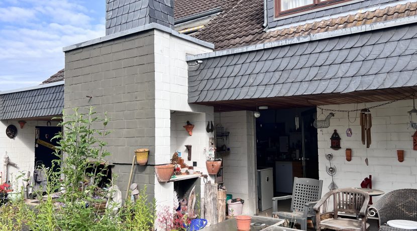Rückseite mit Terrasse und Kamin