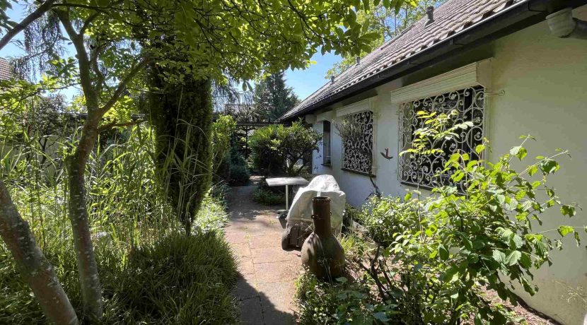 kleine Terrasse an der Seite