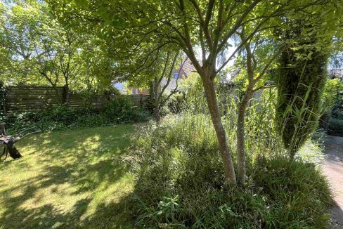 Gartenbereich hinter Garage