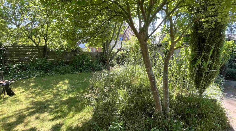 Gartenbereich hinter Garage