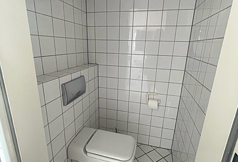 Gäste-Toilette mit Dusche