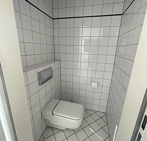 Gäste-Toilette mit Dusche