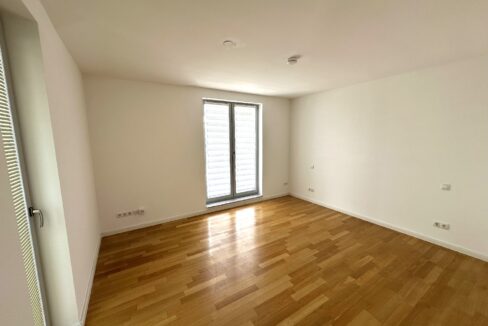 Schlafzimmer mit Zugang zur Ankleide