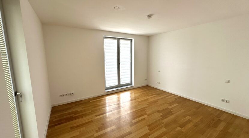 Schlafzimmer mit Zugang zur Ankleide