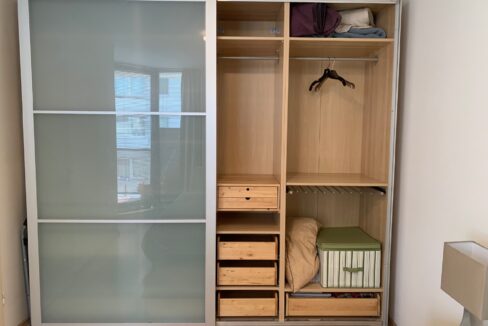 großer Kleiderschrank