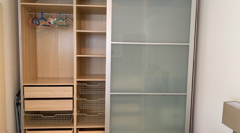 großer Kleiderschrank