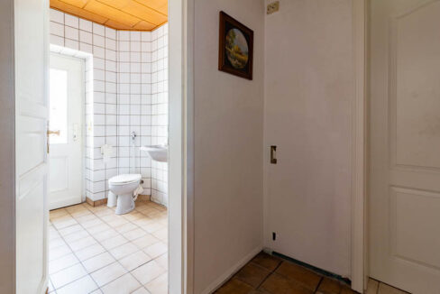 Praktisches Gäste-WC mit Tageslicht, direkt zugänglich vom Flur oder vom Wintergarten.