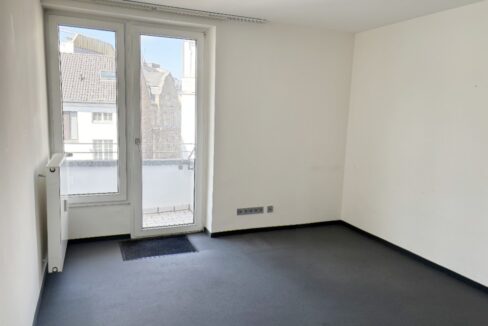 Büro zur Rückseite mit Balkon