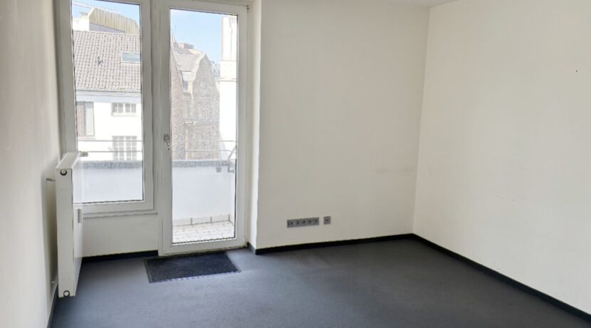 Büro zur Rückseite mit Balkon