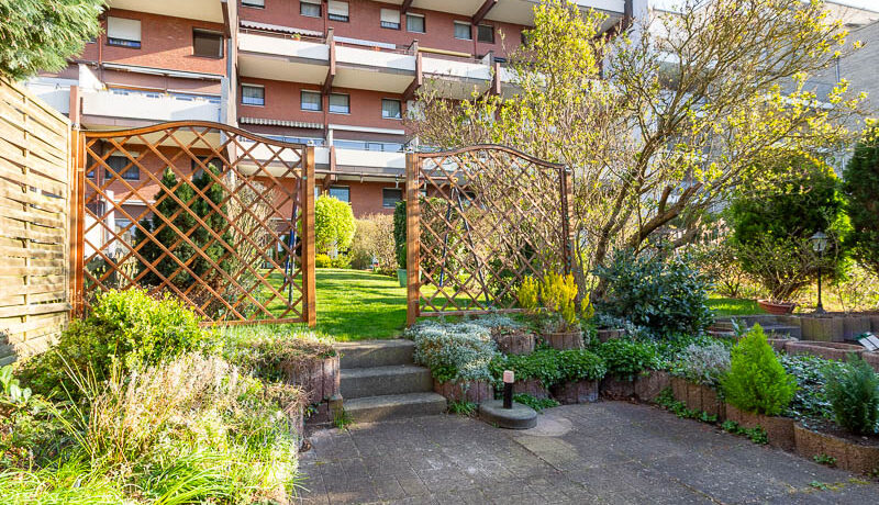Südlich ausgerichteter Garten mit viel Sonnenlicht – der perfekte Ort für entspannte Tage im Freien.