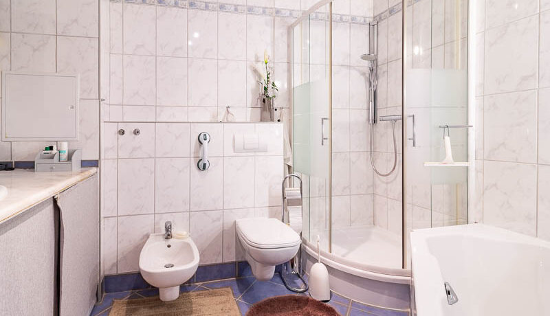 Modernes Badezimmer mit Badewanne und separater Dusche – für Ihr Wohlbefinden.