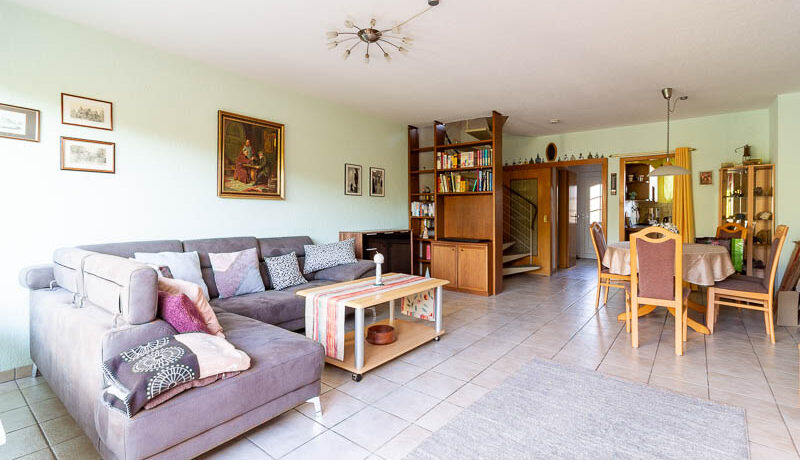 Offenes und einladendes Wohnzimmer, das modernen Komfort mit gemütlicher Atmosphäre verbindet.