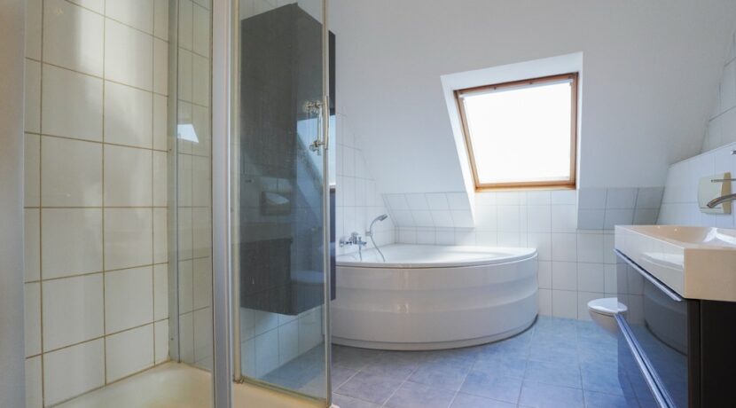 Badewanne und Dusche
