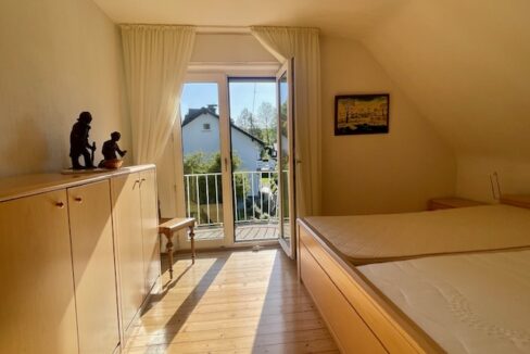 Schlafzimmer mit Zugang zum Balkon