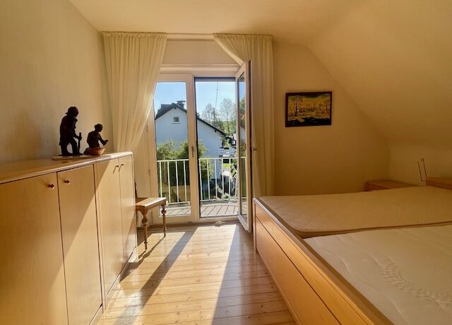 Schlafzimmer mit Zugang zum Balkon