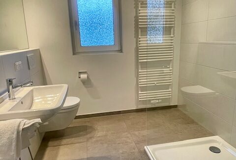 Badezimmer mit ebenerdiger Dusche