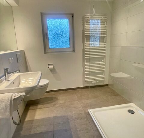 Badezimmer mit ebenerdiger Dusche
