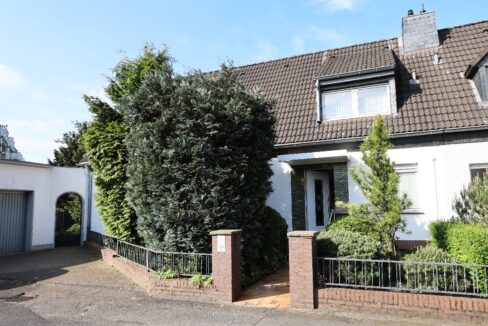 Vorderansicht mit Garage
