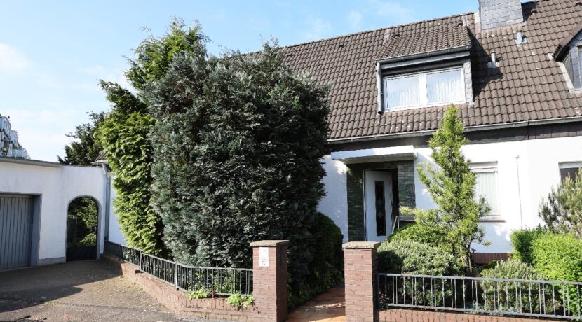 Vorderansicht mit Garage