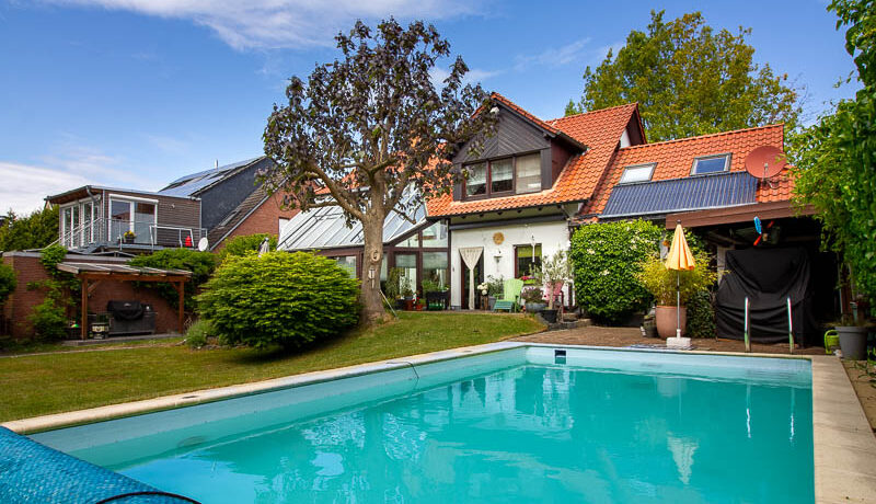 Genießen Sie entspannte Sommertage am großzügigen Pool – ein echtes Highlight für die ganze Familie.
