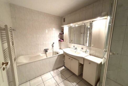 EG-Bad mit Wanne + Dusche