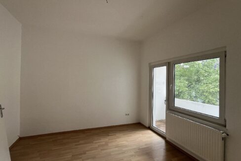 Schlaf-/Kinderzimmer mit Zugang zum Balkon