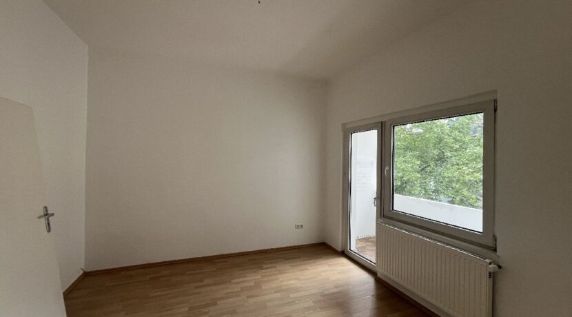 Schlaf-/Kinderzimmer mit Zugang zum Balkon