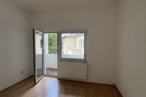 Schlaf-/Kinderzimmer mit Zugang zum Balkon