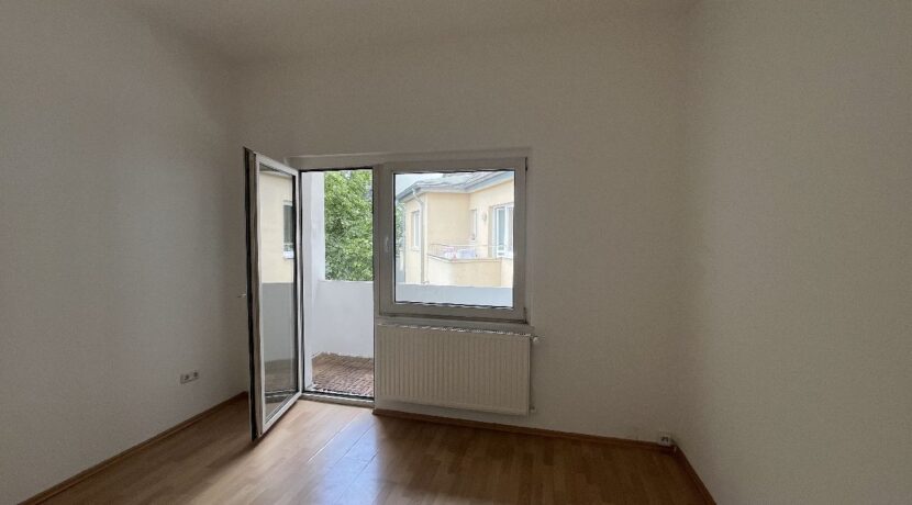 Schlaf-/Kinderzimmer mit Zugang zum Balkon