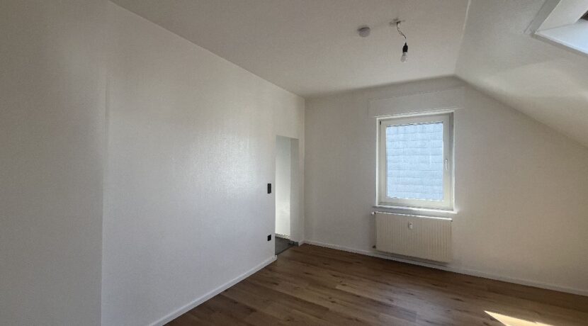 Wohnzimmer mit Zugang zur Küche