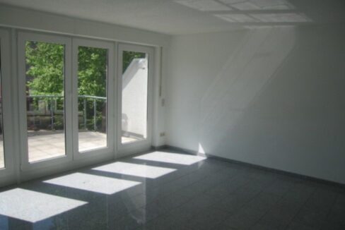 Wohn-/Esszimmer mit Zugang zum Balkon