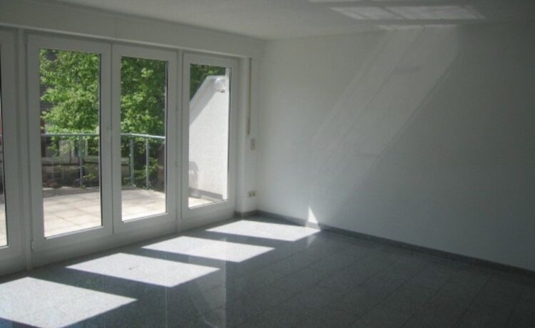 Wohn-/Esszimmer mit Zugang zum Balkon