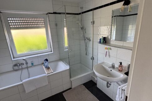 Badezimmer mit Wanne u. Dusche