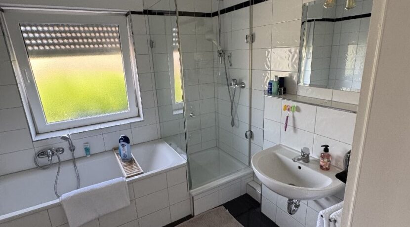 Badezimmer mit Wanne u. Dusche
