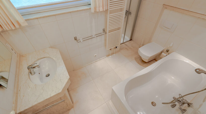 Badezimmer EG