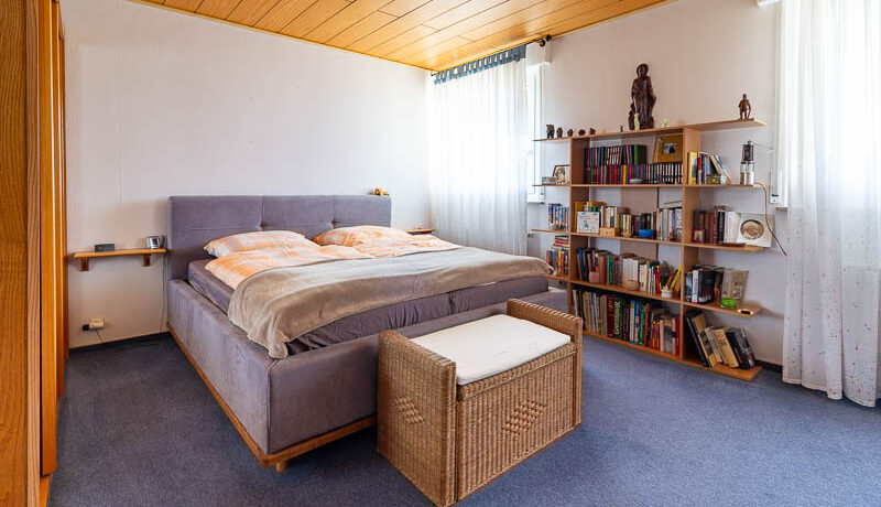 Geräumiges Schlafzimmer mit viel natürlichem Licht – Ihr persönlicher Rückzugsort.