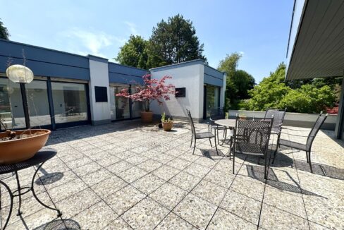 nicht einsehbare Atriumterrasse