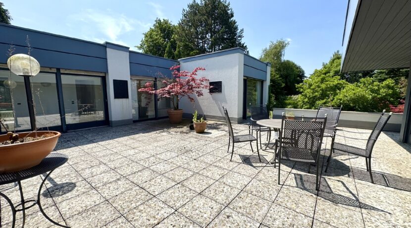 nicht einsehbare Atriumterrasse