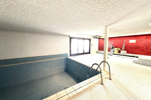 Schwimmhalle mit Gartenzugang