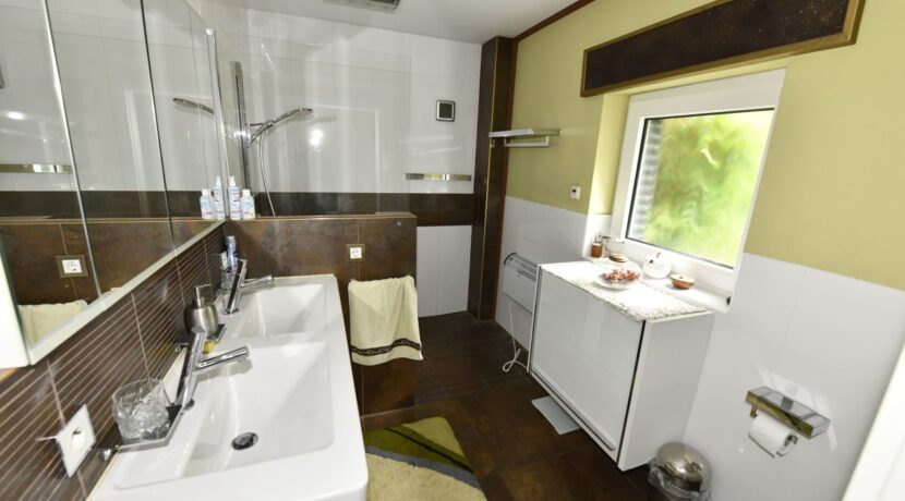 Badezimmer im Erdgeschoss