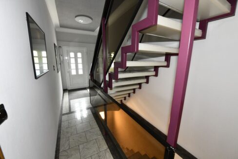 Flur mit Treppe in das Dachgeschoss
