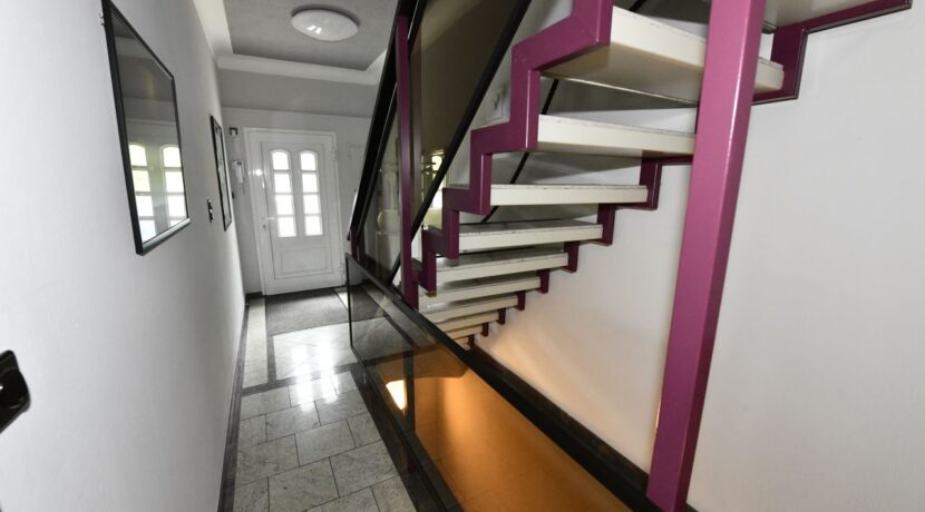 Flur mit Treppe in das Dachgeschoss