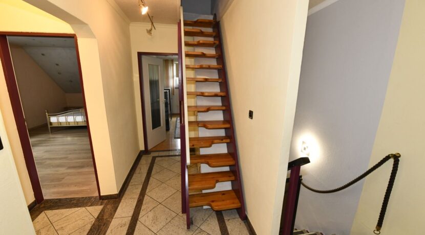 Flur im DG mit Treppe zum Spitzboden