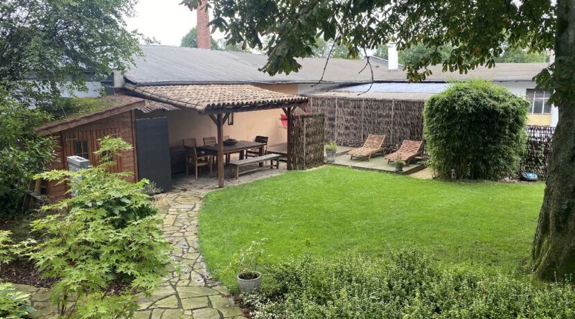 Gartenterrasse - teilweise überdacht / Sommerbild