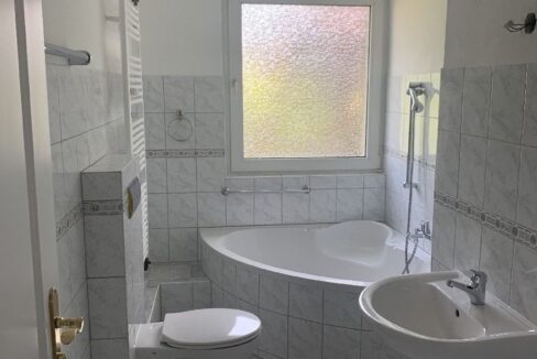 Badezimmer mit Wanne und Fenster