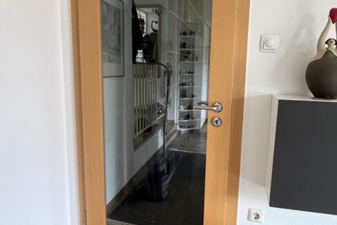 Holztüren mit breitem Glaseinsatz