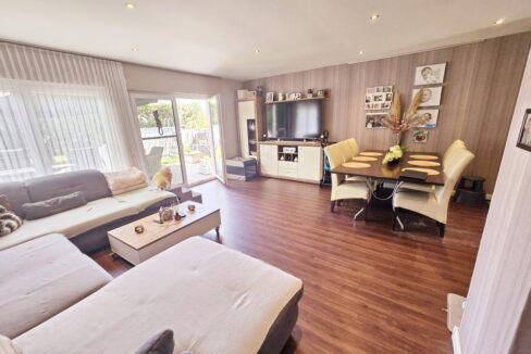 großes Wohn-/Esszimmer