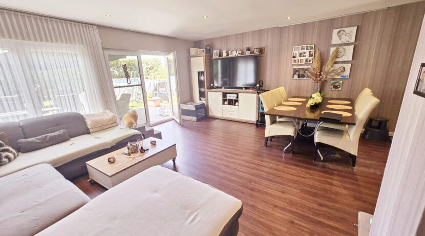 großes Wohn-/Esszimmer